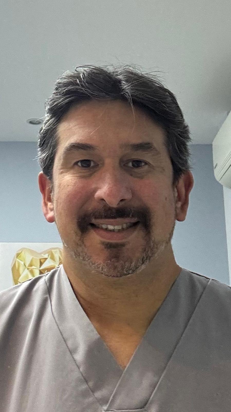 Dr. Carlos Fuenmayor — Director de la clínica